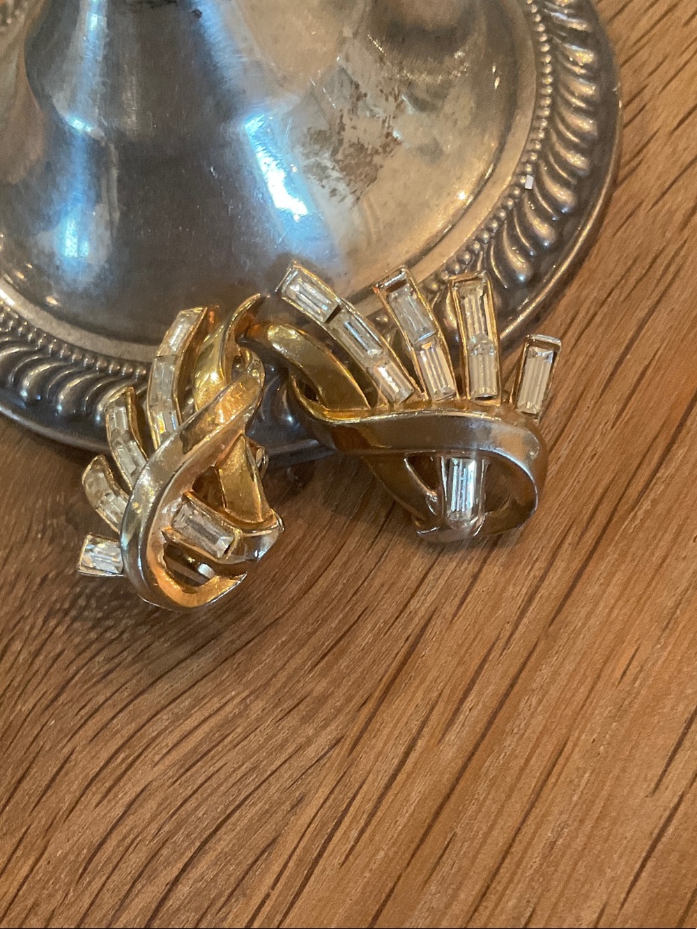 Vintage Elegant Gold-Tone Ribbon Earrings With Baguette Crystal Spray